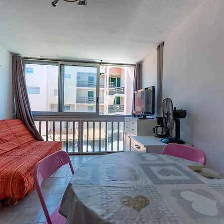 Charming Seaside Apartment *